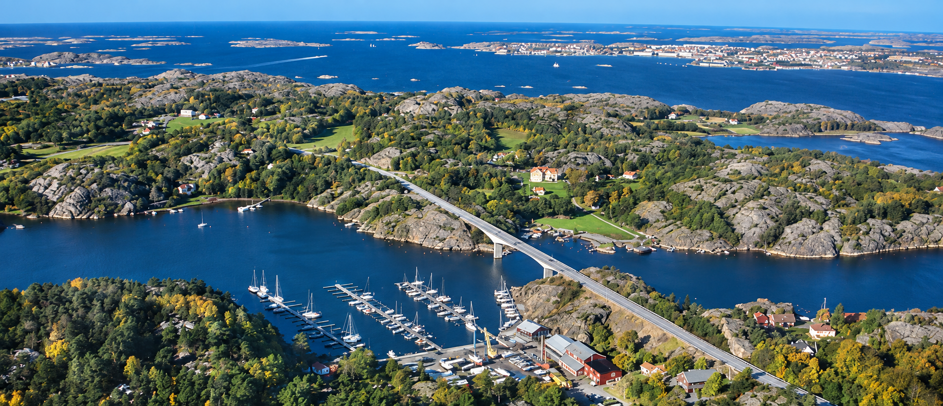 Flygbild över marinan och skärgården